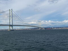出港してすぐ、明石海峡大橋です。奥が舞子浜側です。