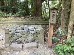 彌彦神社　重軽の石
