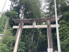 白山比咩神社は、全国の白山神社の総本宮で、加賀一ノ宮ということなので、私の勝手なイメージとしては相当に大きな、そして人のたくさんいる神社だと思っていた。

車を進めていくと、小さな田舎の町を通り、こんなひっそりとしたところ？という感じの表参道駐車場に着いた。
写真は一ノ鳥居。