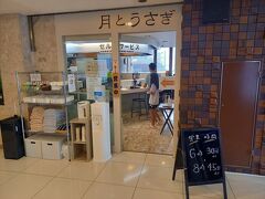 夕食と朝食（無料）はホテルでいただきました。ホテルの２階（フロント前）にあります。