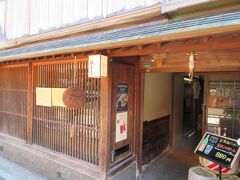 店頭にあった「金沢ハイボール」という言葉につられて入店しました。
金沢にある日本酒メーカーの販売所兼バーでした。