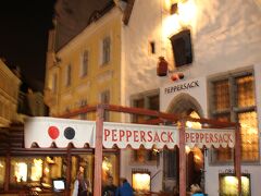 20:45　夕食はこちらPeppersackへ。こちらは中世テーマパークレストランでした。Peppersackは、昼間にランチで入った「Scheeh」というレストランの隣です。


