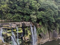平渓の十分瀑布は台湾最大の幕状瀑布で、落差約20メートル、幅40メートルで、メガナイアガラ瀑布に似ており、台湾版ナイアガラ瀑布とも呼ばれています。近くの観光スポットには、十分老街、平渓老街、菁桐老街があります。
