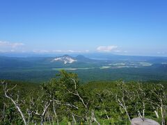 摩周湖第三展望台の駐車場に着くも、165は歩く元気が無く、164も暑さで展望台まで歩く元気が無く、反対側の硫黄山の写真を撮って終了。