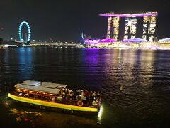 クルーズ船はマリーナベイには進まず、橋の所で引き返していく。
久しぶりのシンガポールなのに、クルーズ船に乗り損ねたことが悲しい…。