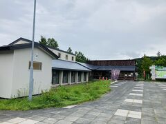 上川から無料の高速道路に乗ります。
そこにある道の駅しらたき。
子は絵本の館で遊び疲れてぐっすりです。