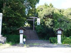 バスを降りるとJR偕楽園駅が目の前でした。梅が咲くころにだけ営業します。常磐神社の階段を登ると近道ですがう回路を登ります。