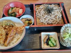 昼食は蕎麦の定食をいただきます。
考えてみたら３泊４日で唯一、飲食店に寄りました。

この後、13:40分に店を出て自宅にたどり着いたのは19:30でした。
盆前なのに結構な渋滞で疲れました。プロのドライバーは偉大です。

とは言え、列車でなく車で出かけるのも悪くないなと思った4日間でした。