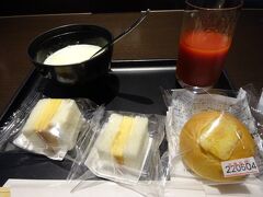 始発の電車に乗って羽田空港へ。
やっと、JALのDPラウンジで卵サンドの日に当たりました！