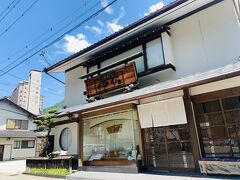 仲佐
http://nakasasoba.com/index.html

前に2組待っていたのでそのまま並びます。
30分程で席につけました。
綺麗で静かな店内が落ち着く～。店員さんもとても対応よくしてくださいました。