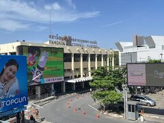 BTSでエカマイ駅へ。
駅のすぐそばにあるバスターミナル。
ここの利用は初めてだが、ローケションはとても便利。