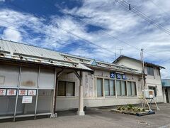 牛を満喫したので、大沼駅から移動します。
大沼公園駅と比べるとすごく寂しい駅です。
私以外にカメラで電車を撮りに来たおじさんしかいません。