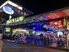 20時頃ではまだ人が少ない。

せっかくなのでXSというバーに入ってみた。
ビール1杯95バーツと良心的な値段設定だった。