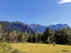 西穂高岳、間ノ岳、奥穂高岳、前穂高岳、明神岳といった高山が目の前に広がります。