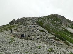 一の越到着は10:27

山荘自慢の(笑)インスタントコーヒーを飲んで休憩
その間も次から次へと雄山に登っていく人たち