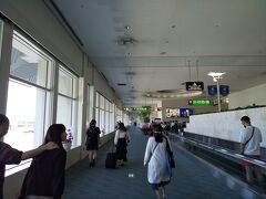 那覇空港の搭乗待合では、これから出発する人と、今到着した人が、同じ導線内を行き交う全国でも数少ない空港のひとつ。まずは手荷物受取所に向かいます。