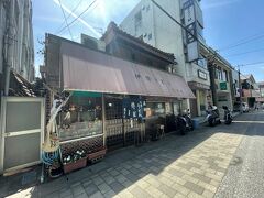 宇治山田でレンタカーを借りる前に軽めの昼ご飯を。
ニッポンレンタカーさんのお隣にある人気のうどん屋さん