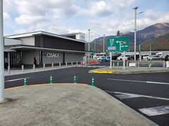 西知多産業道路から伊勢湾岸道に入り三重方面へ向かっているのですが、東海インターから伊勢湾岸道に入ったあたりで大渋滞。名港中央インターの手前で車６台くらいが激しく事故していた影響で１車線規制になっていました。出発はほぼ予定通りだったんですが４０分くらい計画よりも遅れて鈴鹿パーキングエリアに到着しました。