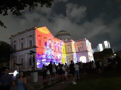 20:00
バスでシンガポール国立博物館へ
二階建てバスに乗れたので喜ぶ子供たち

8/18～26はナイトフェスティバルが行われてるそう
国立博物館では、プロジェクションマッピングをやっていました