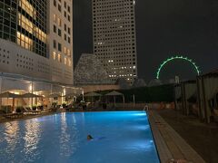 21:30
夜プール！
長男は夜のプールが好きらしい

シンガポールフライヤーが見えます
なにも無いただの四角いプールだけど楽しんでます

22:00
プールクローズ

おやすみなさい