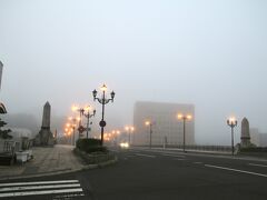 幣舞橋にて。
霧の中の街灯がいい雰囲気。