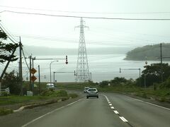 前方に、根室湾・温根沼が見えてきた。
ここに来るまでしばらく牧場や森林が続いていたので、久しぶりの海。
もやがかかってはいるが、釧路ほどではない。