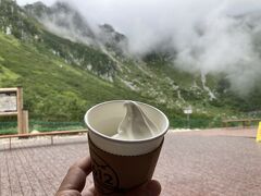 なんとか雨が降る前に千畳敷駅に戻ってきました。
千畳敷駅は結構売店やレストランが充実しています。
駒ヶ根のすずらん牧場のソフトクリームをいがだいていると降ってきました。