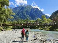 河童橋に到着です。午前早めの時間のせいかまだそれほど人はいません。大正池から河童橋までがメインの観光ルートです。