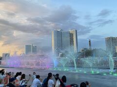 川沿いの広場の噴水ショー。金～日は18:30と20:00の２回あるので、暗くなってからの方が綺麗かもしれません。