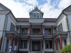 燕喜館見学後、白山神社を再度横断して、新潟県政記念館にやってきました。
明治期に建てられた洋風建築で入場無料です。