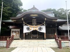 根室市街に戻る途中、金刀比羅神社に立ち寄る。
すぐ裏手は海。
