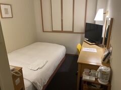 ドリカムのコンサートがあり、博多のホテルが高騰。
この部屋で18500円…完全に足元みられている。