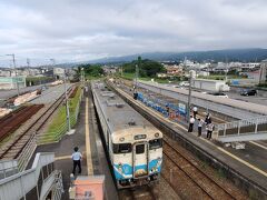 板野駅に到着。
徳島方面からの普通列車は大半がこの駅で折返しとなり、ここから先の香川県との県境を挟む区間は極端に本数が少なくなります。
特急を使わずに徳島市へ通勤・通学する場合はこの駅までが限度でしょうね。