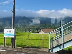 香川県最初の駅となる讃岐相生駅に到着。
越えてきた大坂峠の方角を見ると山並みに分厚い雲が重なっており、まさに峠を境に天候が一変している事がわかります。