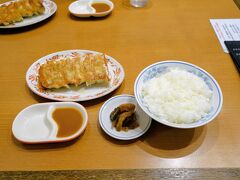 駅ビルの中に入っているお店で、ここの焼餃子も味噌ダレで食べるスタイル。
味噌ダレもとても美味でした。