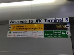 定刻通り11時5分にJFK到着。
入国審査場はガラガラで、あっという間に入国審査完了。
手荷物もすぐに出てきて12時には空港から移動。