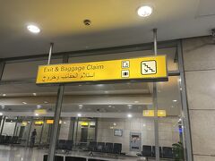 現地時刻、夜中の3時頃にカイロに到着です
ドイツとの時差は1時間
アラビア文字がイイ感じ
