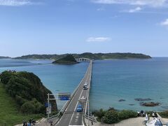 角島大橋の入口にやってきました。写真でよく見る絵ですが、今日は天気もよくて一層爽快な景色です。