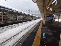 この日の宿は、青森内のホテルではなく、浅虫温泉にある温泉宿にしました。
過去に何度も泊まったことのある浅虫温泉の温泉宿が１泊２食付きで、１万円ちょっとだったので、迷わず予約しました。
青森駅からは、第三セクター青い森鉄道で移動です。
レールは雪で埋まっています。