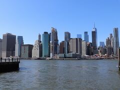 ブルックリンの対岸にはイースト川を挟んでマンハッタンが見えます。