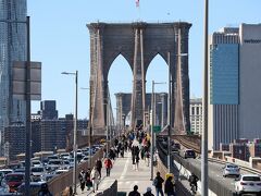 ブルックリン橋は1883年に開通。当時は世界最長の吊り橋で、世界初の鋼鉄製ワイヤーを用いた吊り橋でした。長さは1834ｍ、強度を想定の6倍も頑丈に設計したのが現在も使用されている一因となっています。