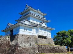 朝から快晴なので青空に白い天守が映えますわ。