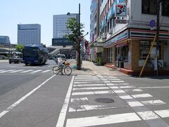 「11) 岡山城 -8年前と比べてみた-
https://4travel.jp/travelogue/11849208」からの続きです。

----------------------
岡山旅行も、そろそろ終わり。
空港へ向かう時間が迫ってきました。が、その前に岡山駅前の瀬戸内料理「飛鳥」で昼食。お店は、上の写真の横断歩道を渡って右側にあります。