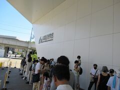 京都鉄道博物館にやってきました。10時開場ですが今は9：53で、当日券購入の列に並びました。結構な列ができているのは夏休み最後の土曜日のためでしょうか