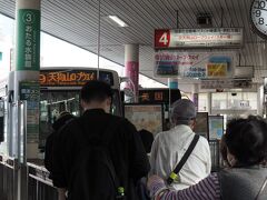 JR小樽駅の脇のバスセンターから天狗山へ向かいます。明日からコロナトラブルが始まってしまうことになり、明日からロープウェイが止まってしまうのです。今日が最後のチャンス。