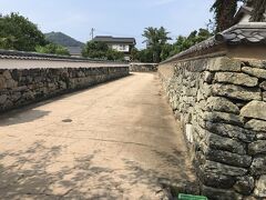 世界遺産「萩城下町」。
堀内地区伝統的建造物群保存地区の鍵曲。
左右を高い土塀で囲み道を鍵の手（直角）に曲げた独特な道筋。
