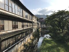 俵山温泉。
山間の静かな鄙びたレトロな温泉街。温泉街の車道は狭い。狭い道路の先には、温泉街観光用の無料の広い駐車場がある。

全国平成温泉番付の「西の横綱」に選ばれている。温泉は極めて還元力が強く、抗酸化作用がある。日帰り入浴施設には「白猿の湯」と「町の湯」がある。