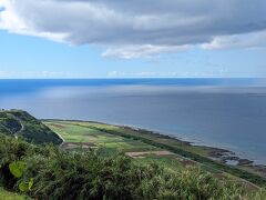 比屋定(ひやじょう)バンタ

16時10分
お手洗いに展望台に立ち寄ります。
久米島では有名な観光地です。

眼下にはサトウキビ畑、海、車エビ養殖場が広がる絶景スポットです。