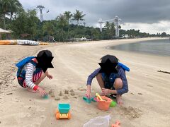 8:00
大人用プールが8:00オープン、子供用プールが8:30オープン
ところが雨が降りそうなのでプールクローズとのこと

とりあえずプールがオープンするまでビーチで砂遊び