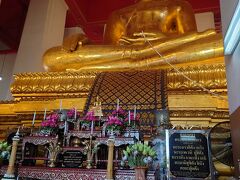 ◆ Viharn Phra Mongkol Bopit ◆
高さ17m、タイ最大の仏像。
こちら含め、靴を脱いで拝観するところが多いので、素足じゃないほうがいいかもしれません。